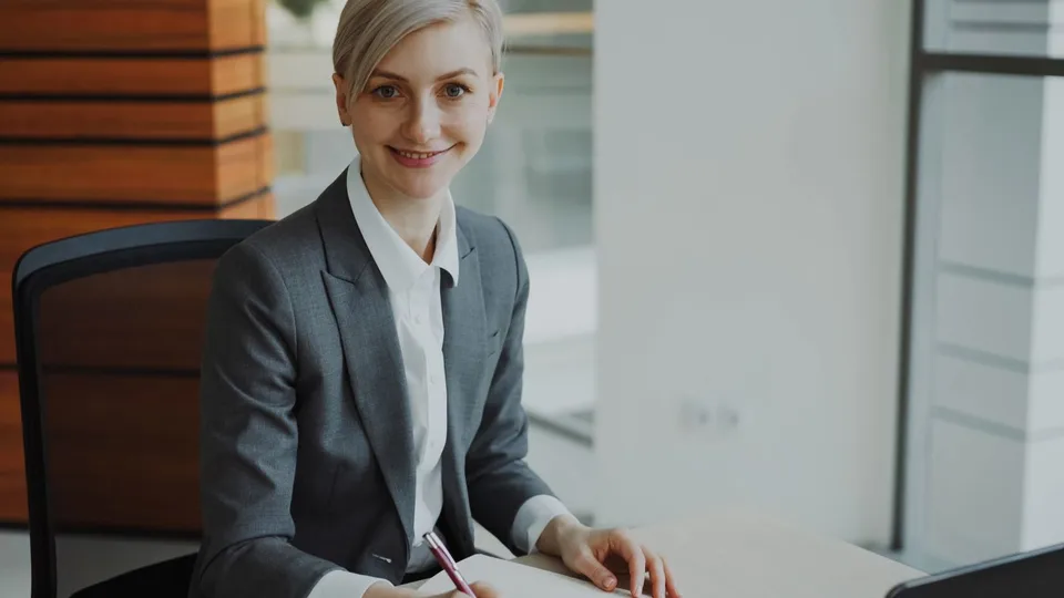 Professionnelle à son bureau, photographie d’illustration