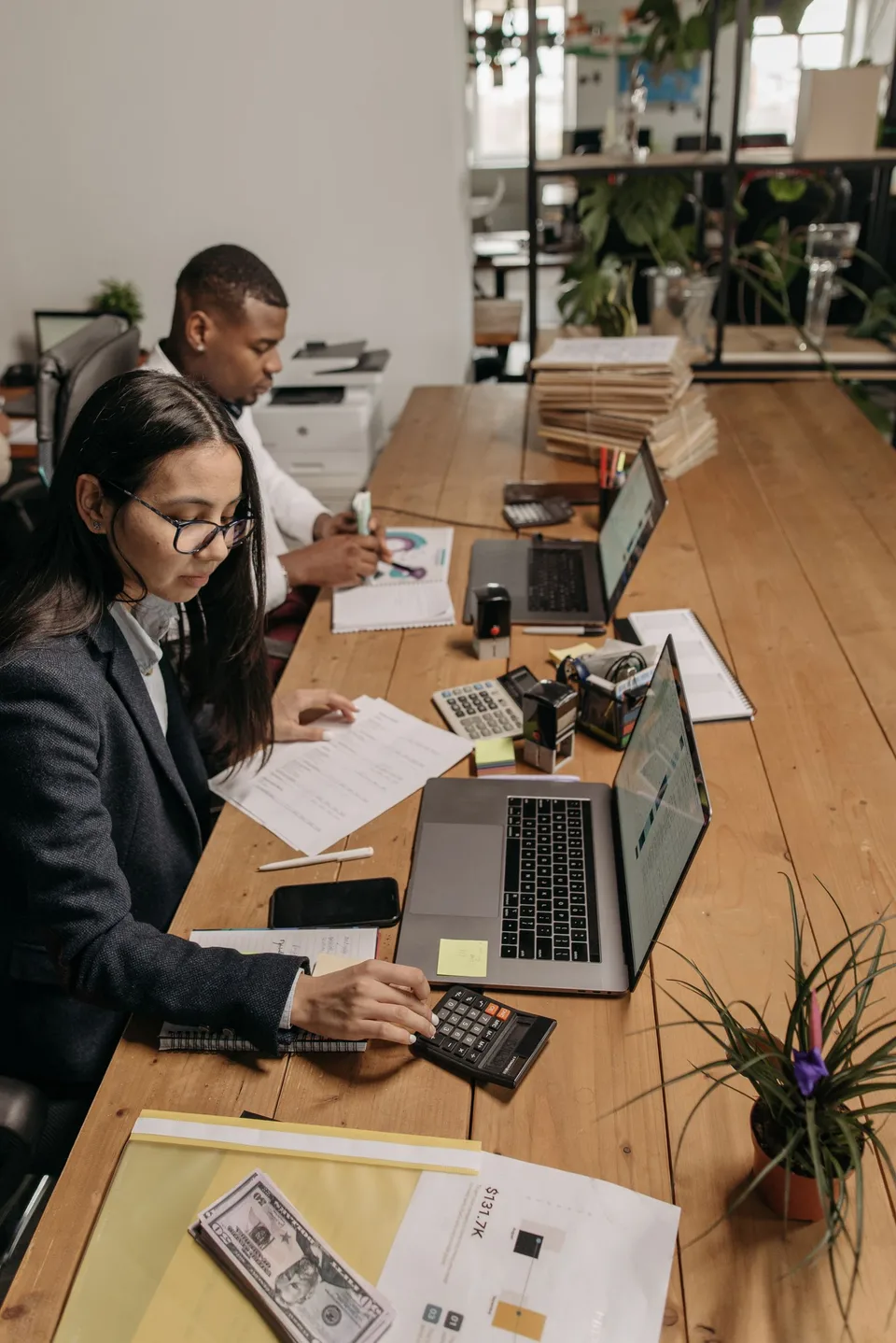 Échange et préparation de documents au bureau, illustration