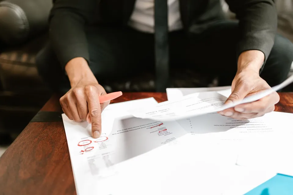 Comparaison de documents lors d’un échange professionnel