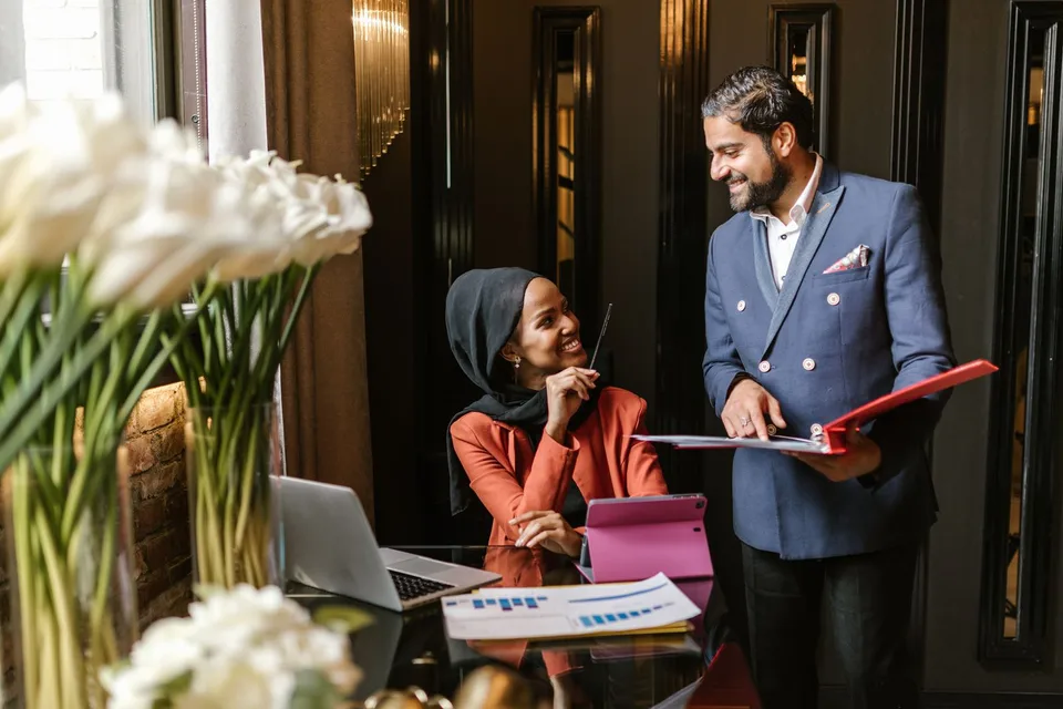 Deux professionnels échangent autour de documents